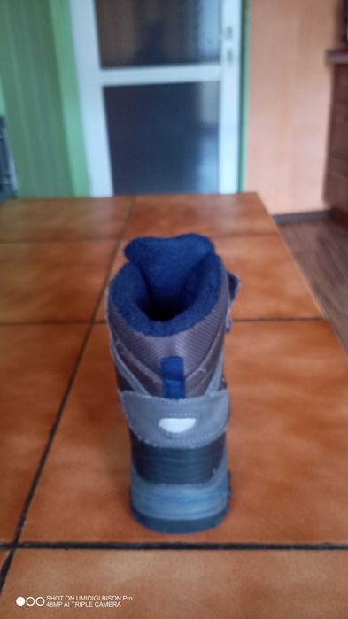 Продавам боти за момче