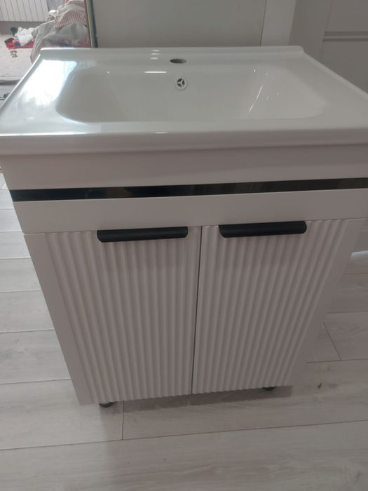 Шкаф с ракавиной.