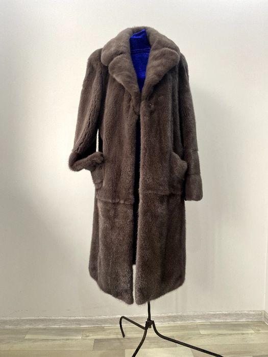 Натуральная норковая шуба  с английским воротником.Полностбю цельный