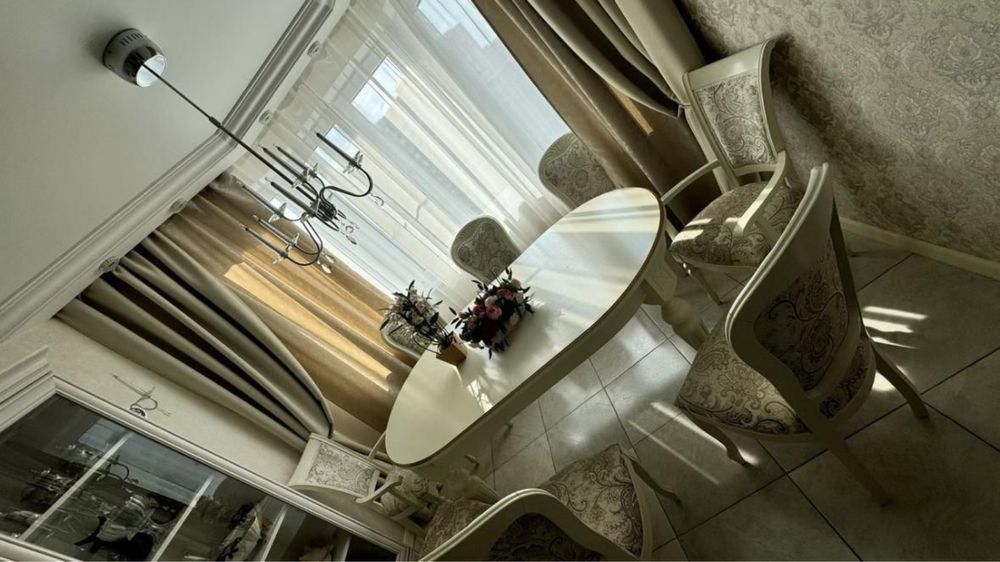 Стол и восемь стульев