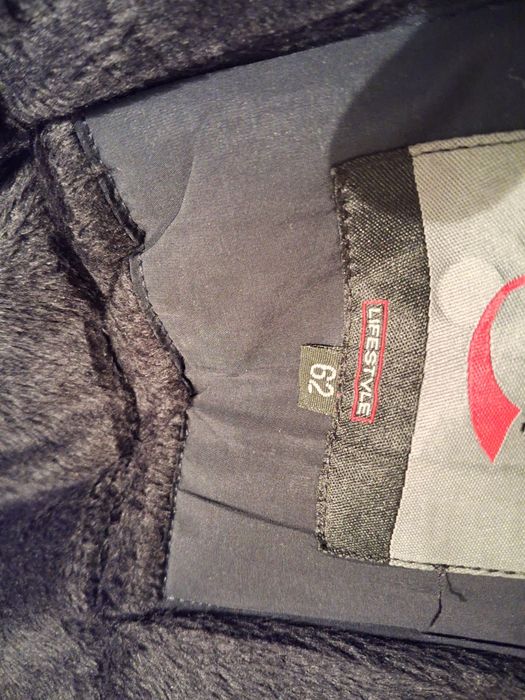 Куртка зимняя очень тёплая.