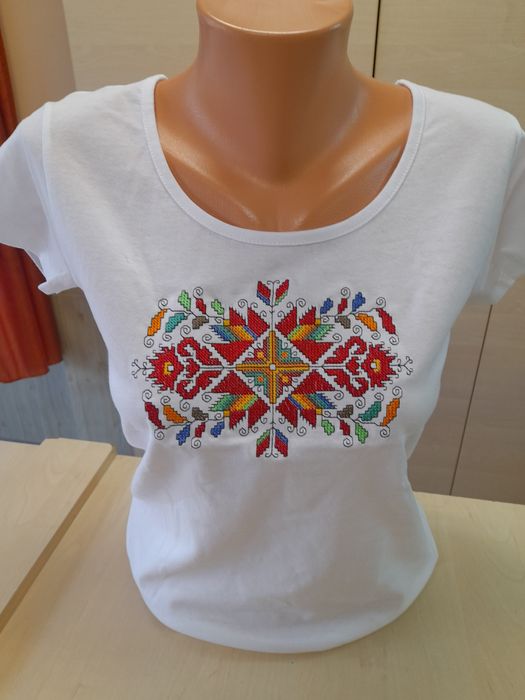 Дамска памучна тениска с БРОДИРАНА Българска шевица