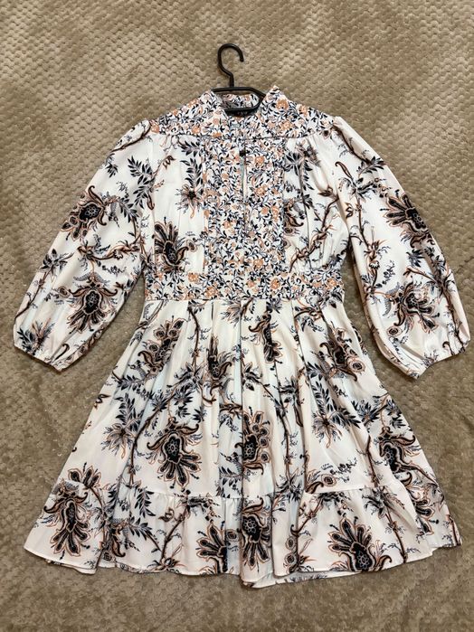 Продавам 4 дамски рокли.