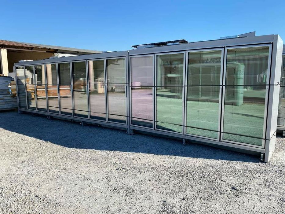 Хладилна витрина с вратички