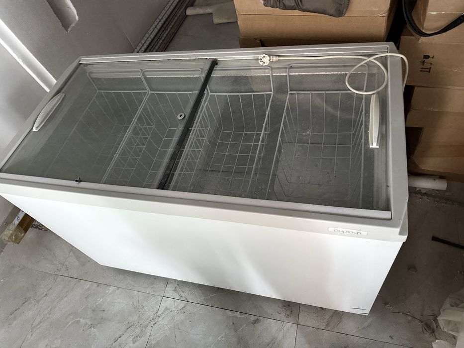 Витрины и холодильник для магазина