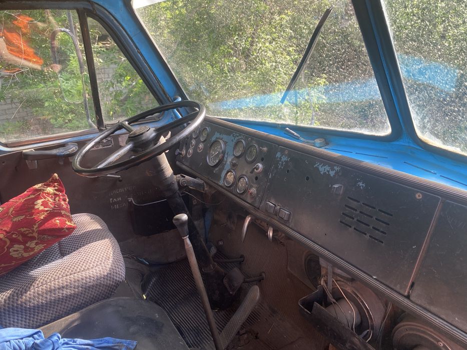 Маз самосвал на ходу