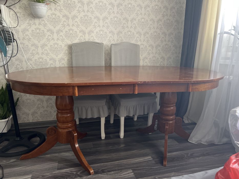 Продам стол в гостинную