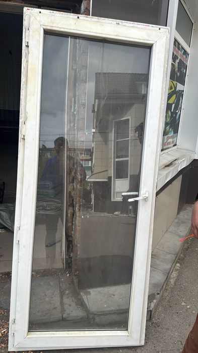 Продам пластиковую дверь, б/у