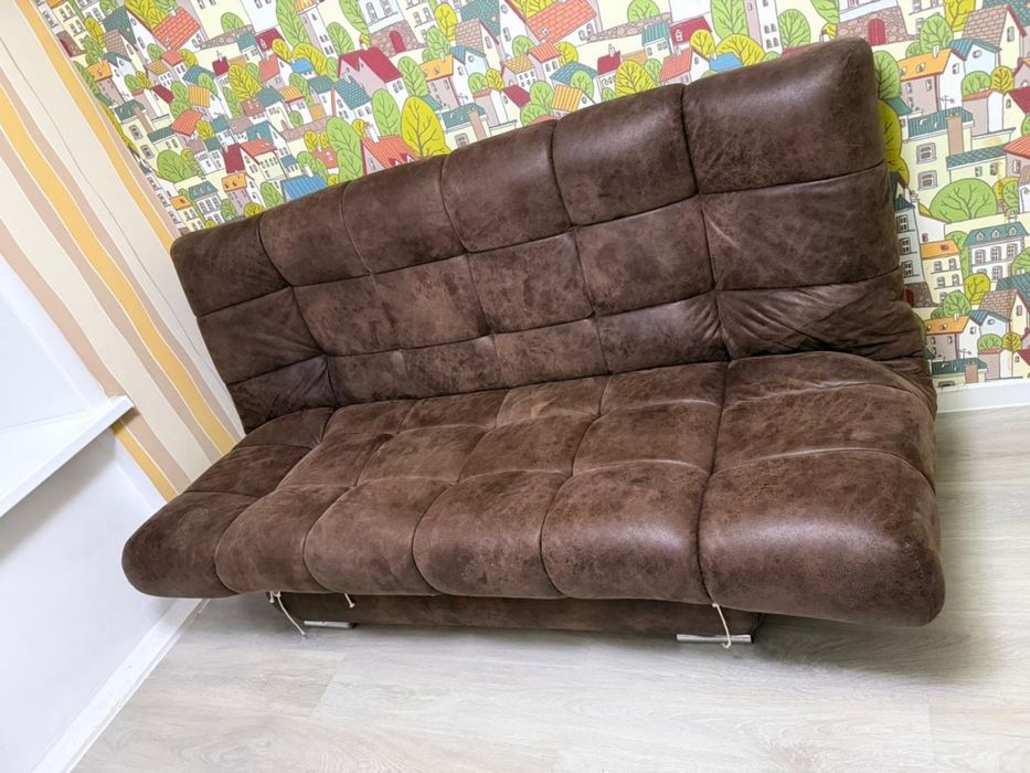 Диван, раздвижной.