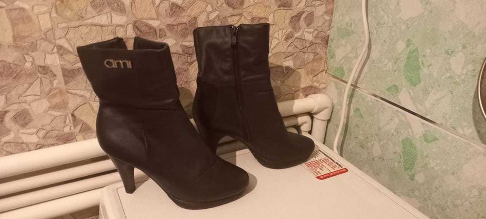 Продам 2 пары сапог в отличном состоянии