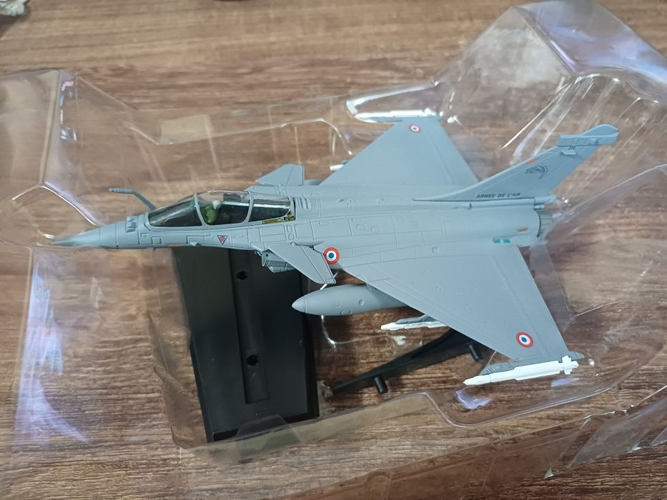 Vând machetă avion