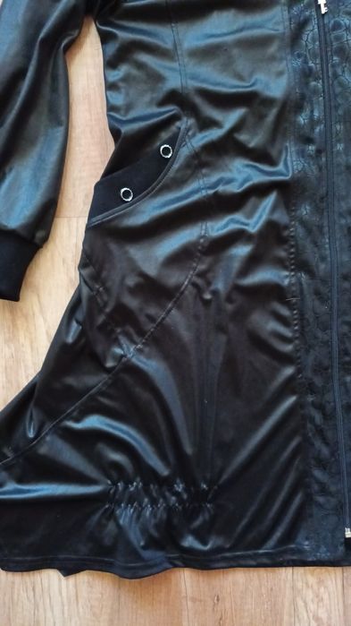 Тънко яке-жилетка от мека и еластична промазка.