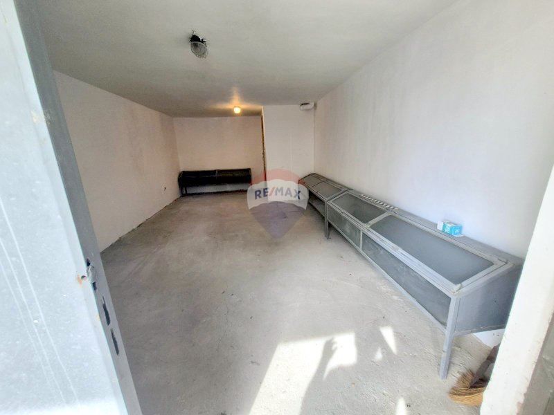 Дава се под наем Гараж / Паркомясто в Варна, Трошево - 26 кв.м за 153 € - Снимка #4