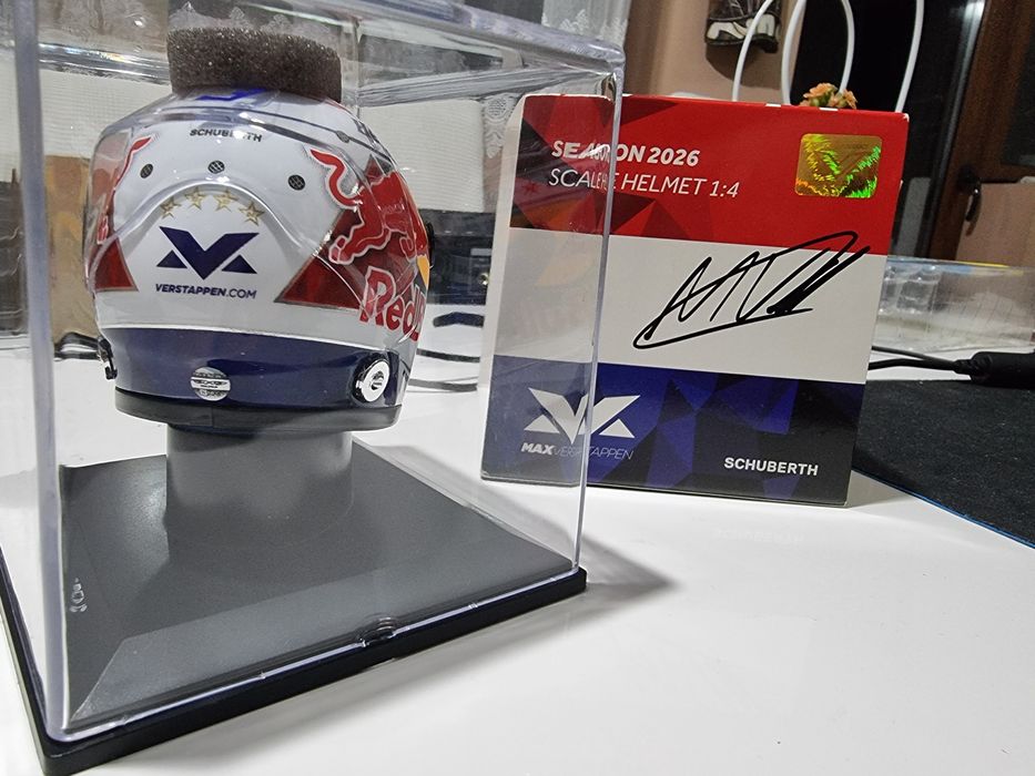 Max Verstappen seaaon helmet 1:4 schuberth