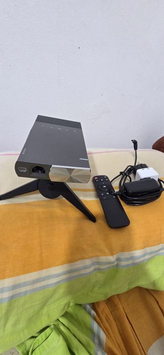 Mini Proiector led portabil cu difuzor și baterie incorporata