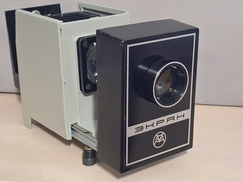 Съветски прожекционен апарат. Екран.