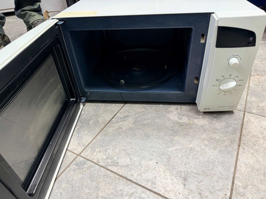 Микровълнова фурна Samsung с грил , 850 W, 23 Литри