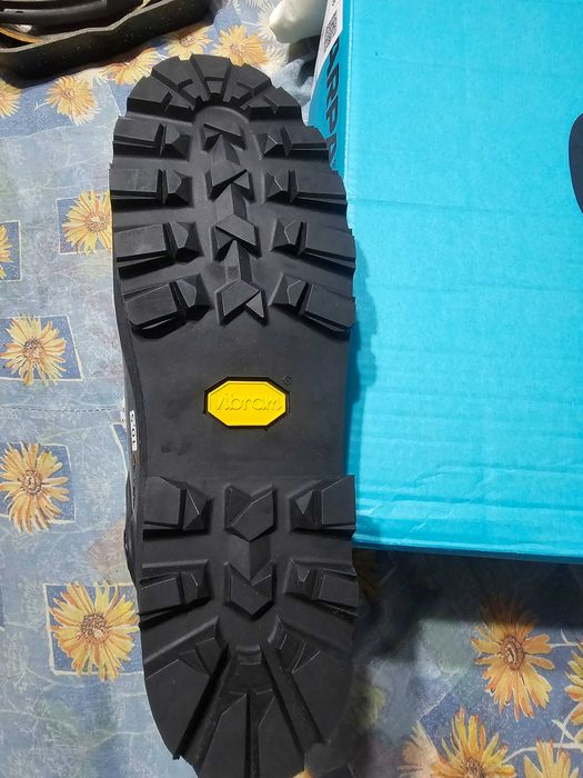 Продам альпинистские ботинки Scarpa Vega