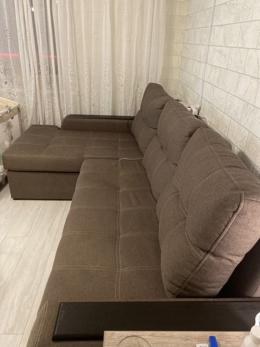 Продаю диван угловой трехместный