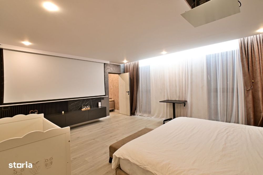 Vila de lux design deosebit, piscina, sistem fotovoltaic cu baterii.