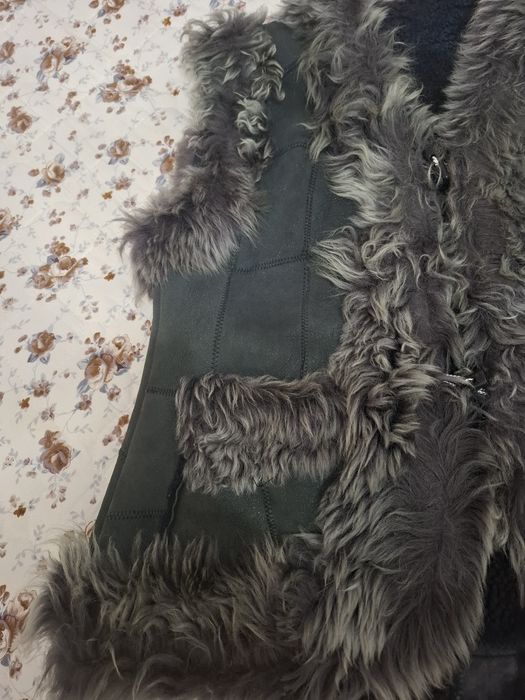 Продаются безрукавки меховая и 2 плащевки