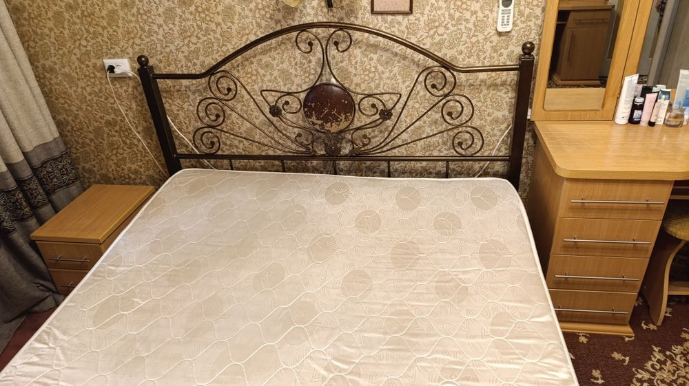 Кровать железная с ортопедическим матрасом бу в хорошем состоянии