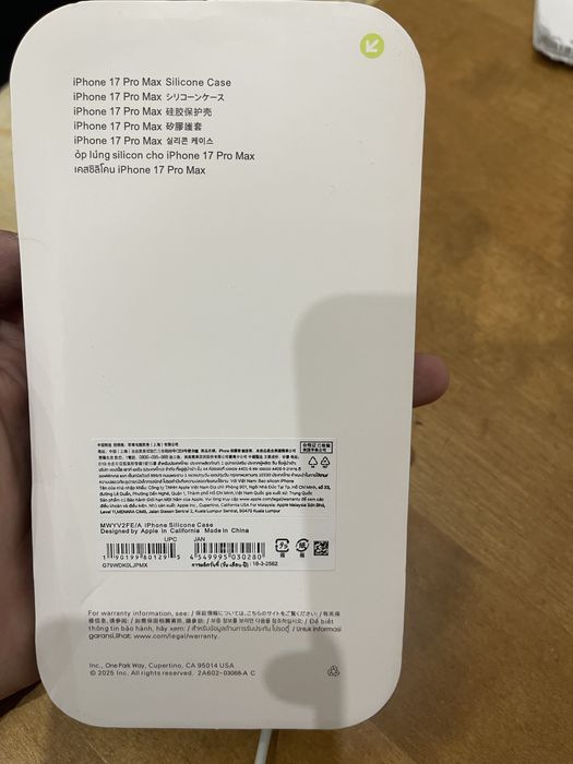 Черный силиконовый чехол на Iphone 17 pro max