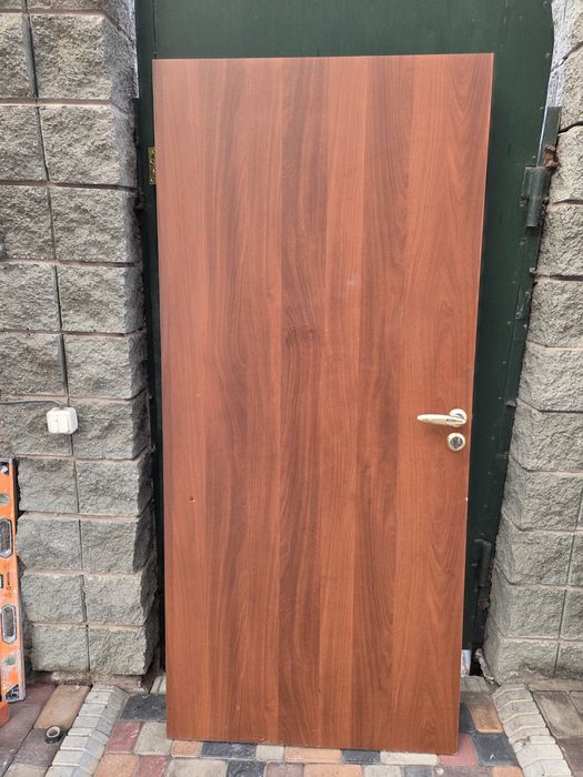 Двери межкомнатные 4 штуки.