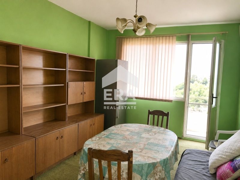 Тристаен панелен апартамент за продажба, с гледка към Варненското езер