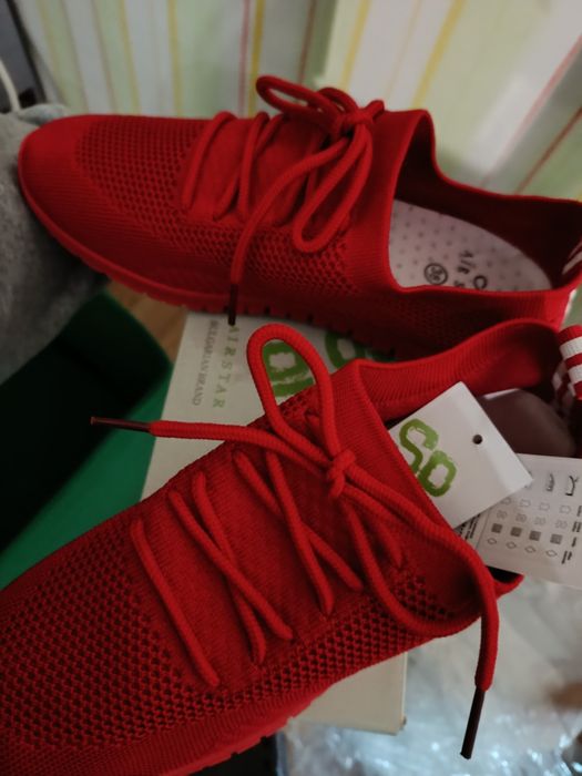 Червени маратонки