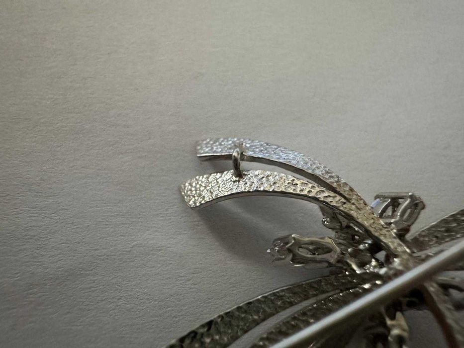 Broșă din aur alb, decorată cu diamante