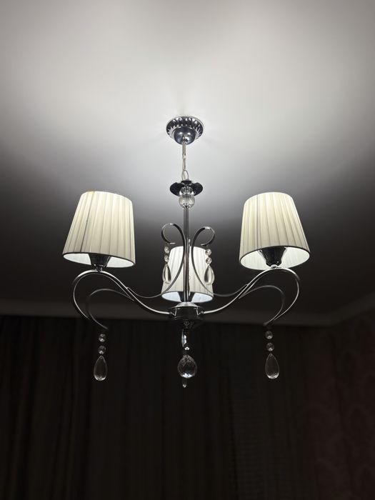 Продам классическую люстру с абажурами