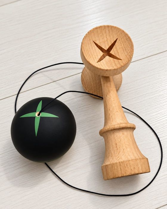 Kendama SWEETS din lemn, bilă neagră cu model verde