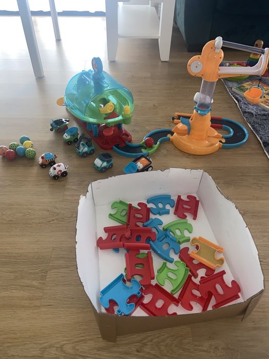 Trasee 2 seturi cu mașinuțe și biluțe