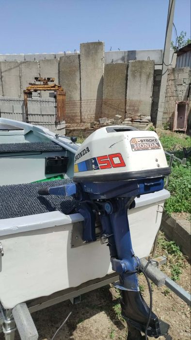Barcă cu motor și peridoc