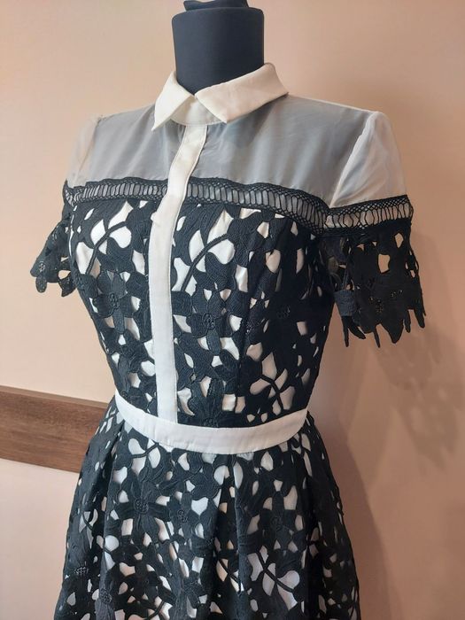 Елегантна,  дантелена рокля на Chi Chi London в бяло и черно.