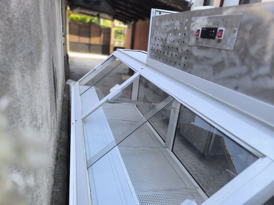 Хладилна витрина (настолна) и гастрономи от черен поликарбонат