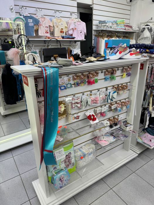 Полка витринная в отличном состояни