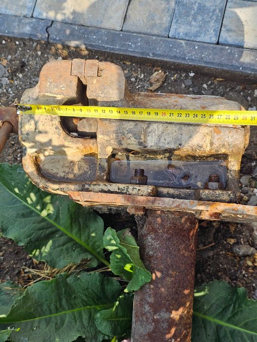 Menghina 120 mm cu banc de lucru și picior fixare.