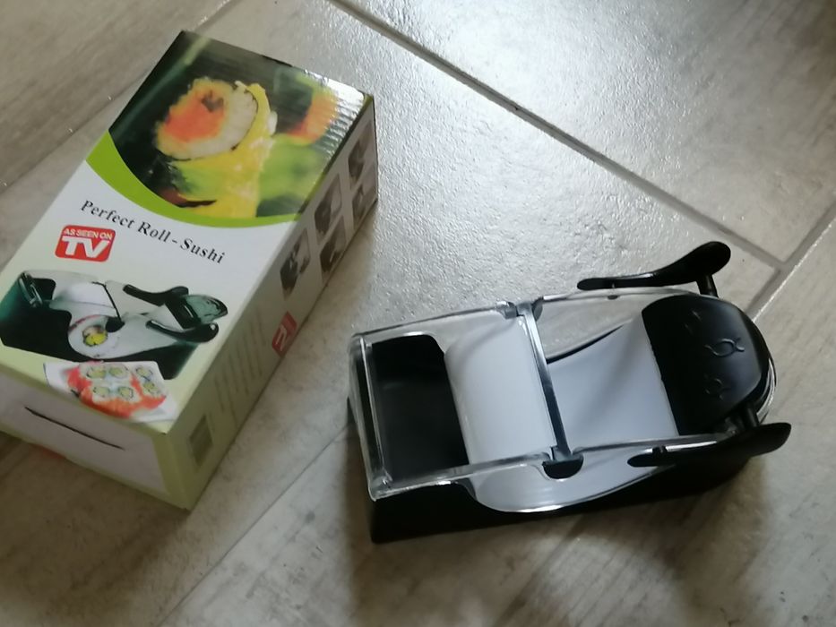 Уред за завиване на суши и сърми