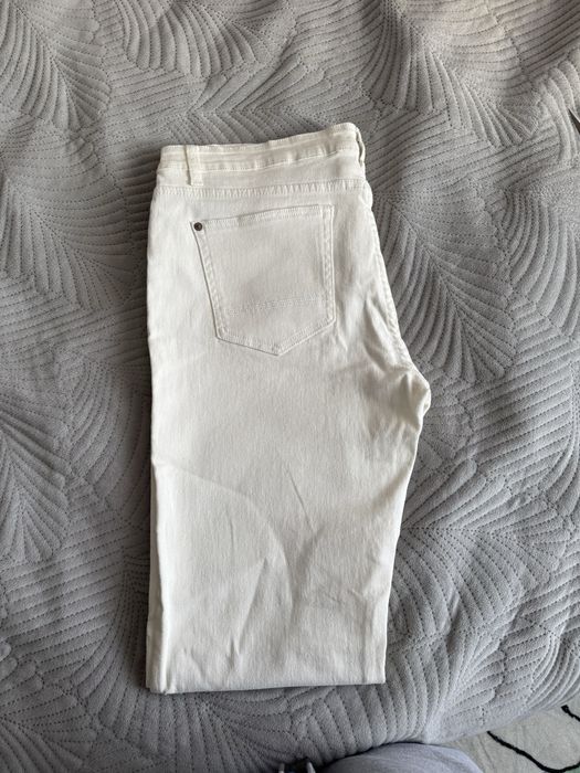 Джинсы молочного цвета