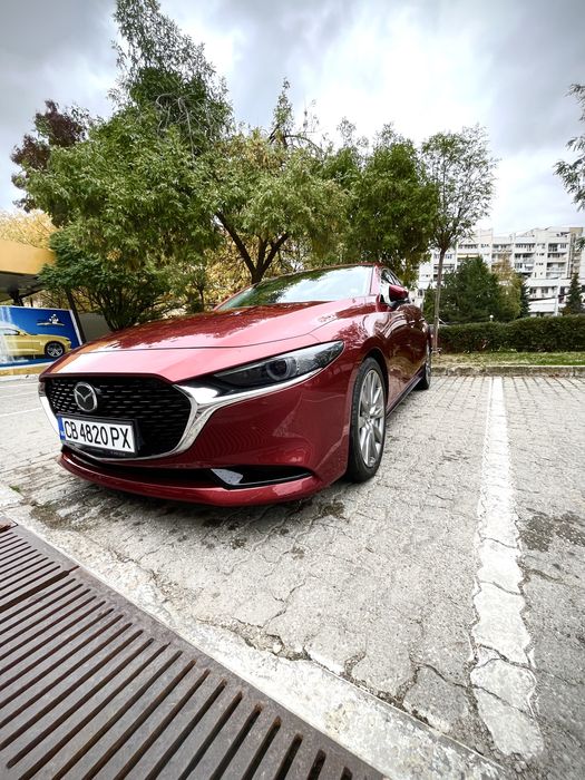Mazda 3 лек автомобил