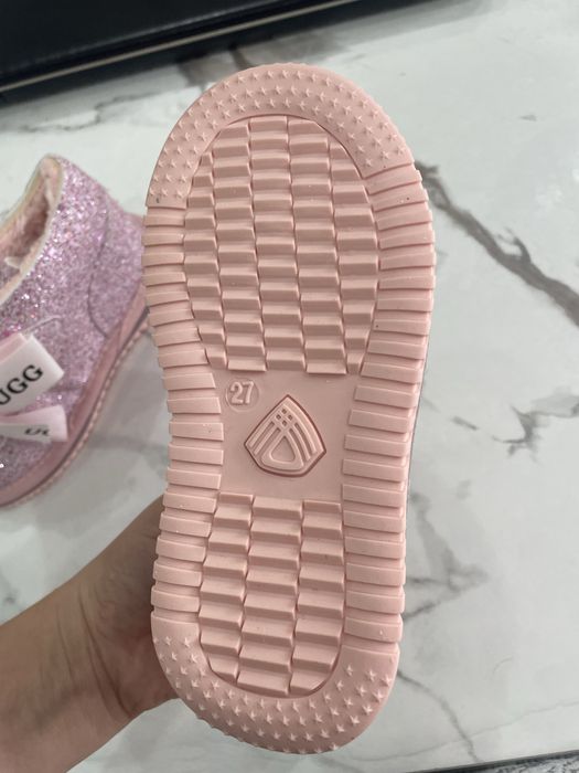 Продам детские угги новые!