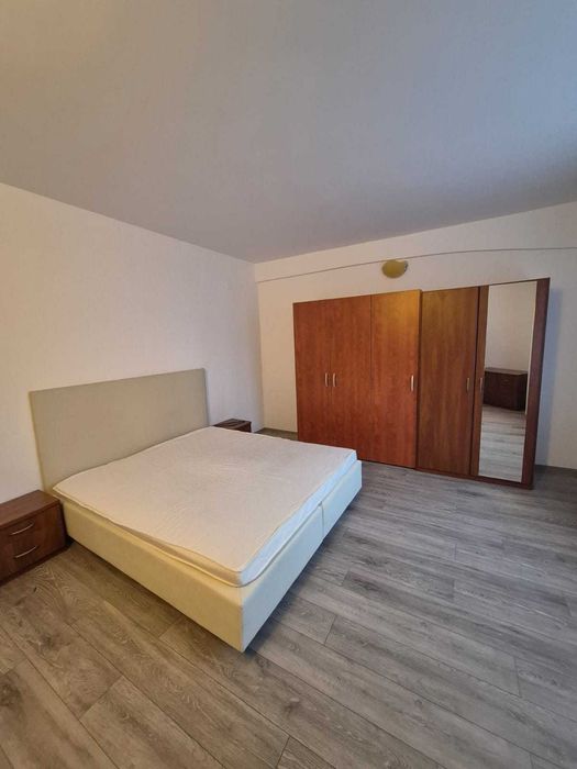 Inchiriez apartament cu 3 camere, bloc nou, zona centrala + loc de parcare