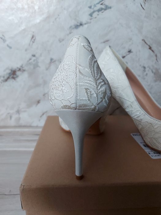 Чисто нови обувки на висок ток