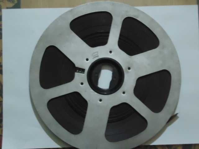 Металлическая бабина с лентой