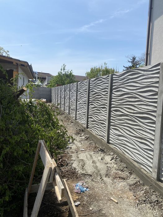 Gard beton din placi si stalpi