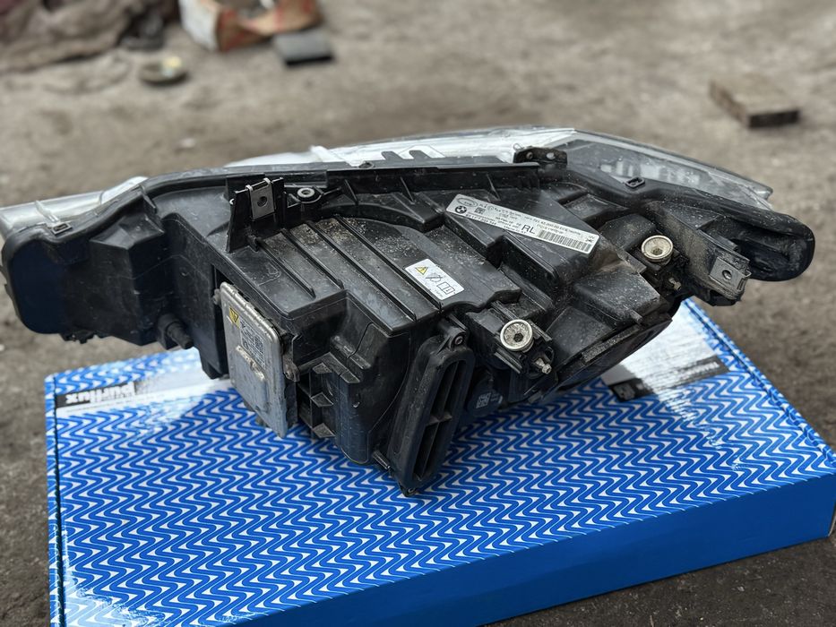 Фар бмв ф30 bmw f30  би ксенон в перфектно състояние