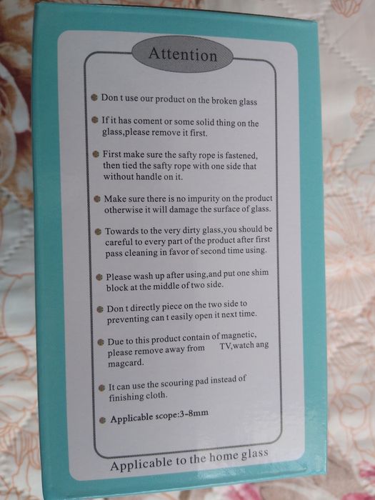 Уред за почистване на прозорци с магнитни накрайници.