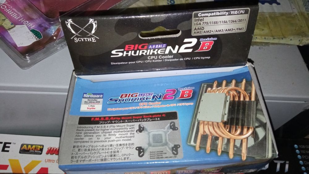 Настолен компютър с монитор и клавиатура